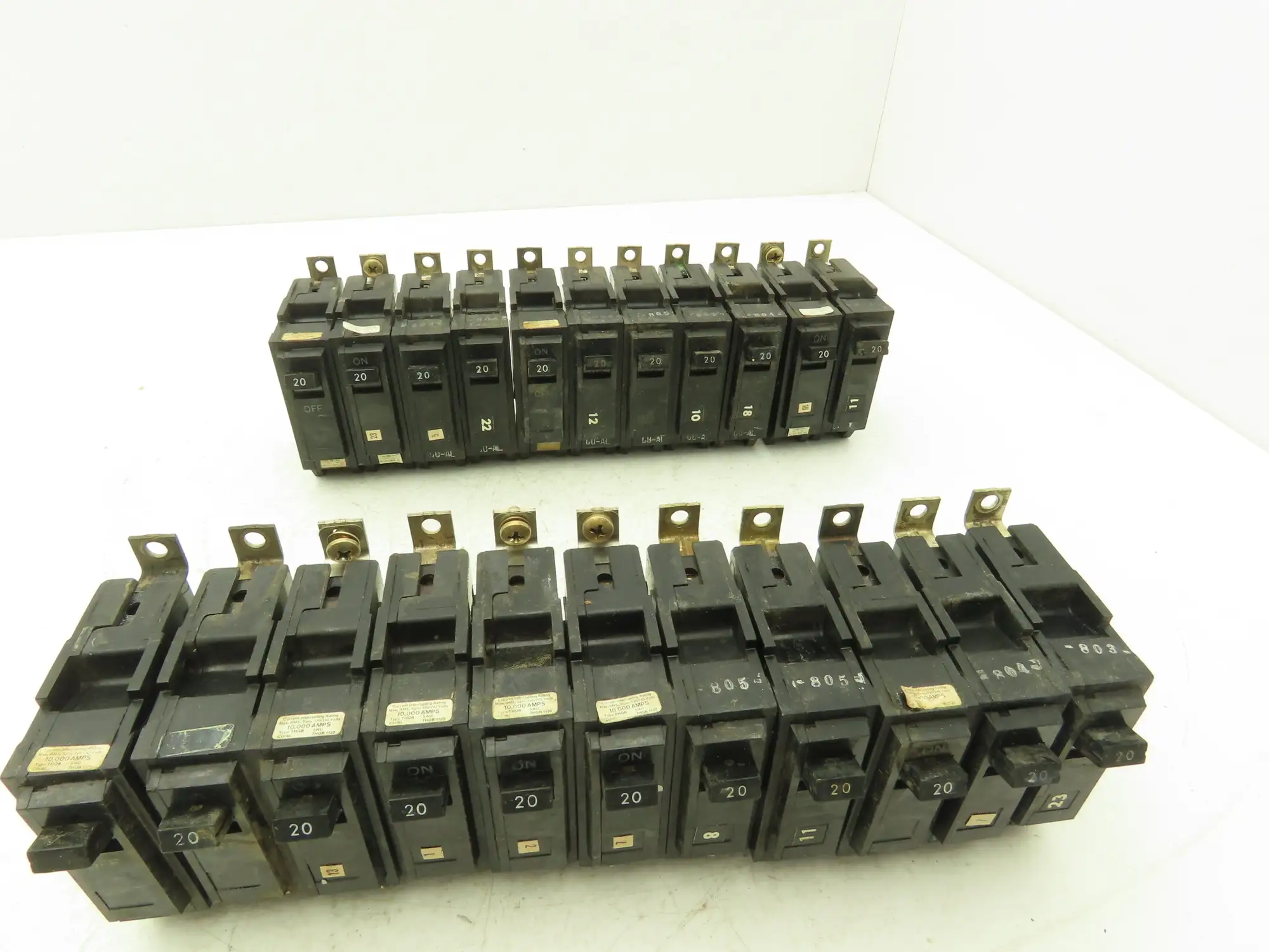 General Electric TQB1120 Circuit Breaker 1-Pole 20A Bolt-On 120/240V Lot of 22