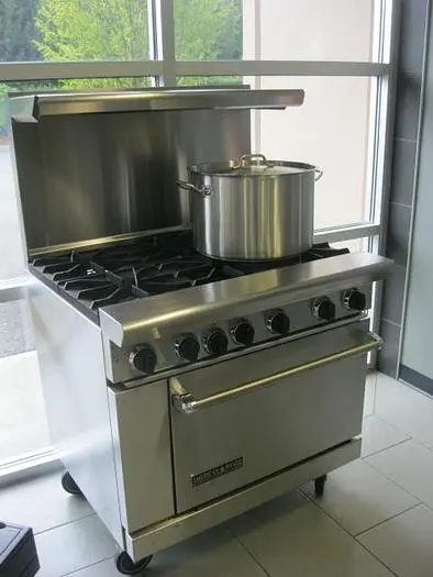 6 BURNER RANGE WITH OVEN - NATURAL OR PROPANE GAS