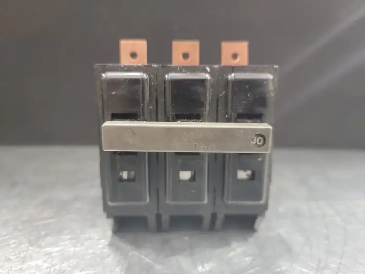 Used TAYLOR CCHQ330 Switchgears British Columbia CA | Lenmark #243927