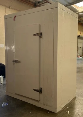 171-0075 4’ x 6’ Walk In Freezer Box with Floor