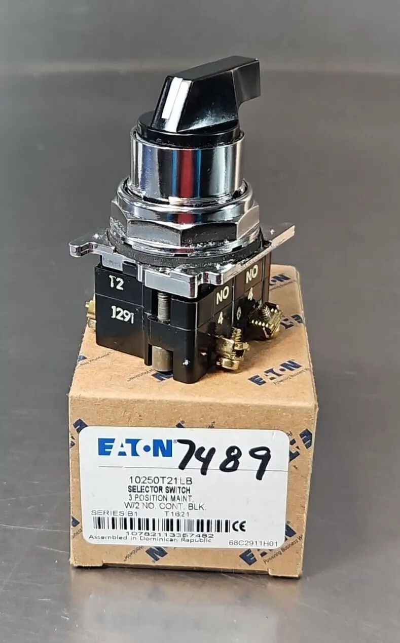 Eaton 10250T21LB Ser B1 Selector switch 3 position maint. Loc4E35