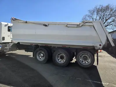 USED 2023 PETERBILT 567