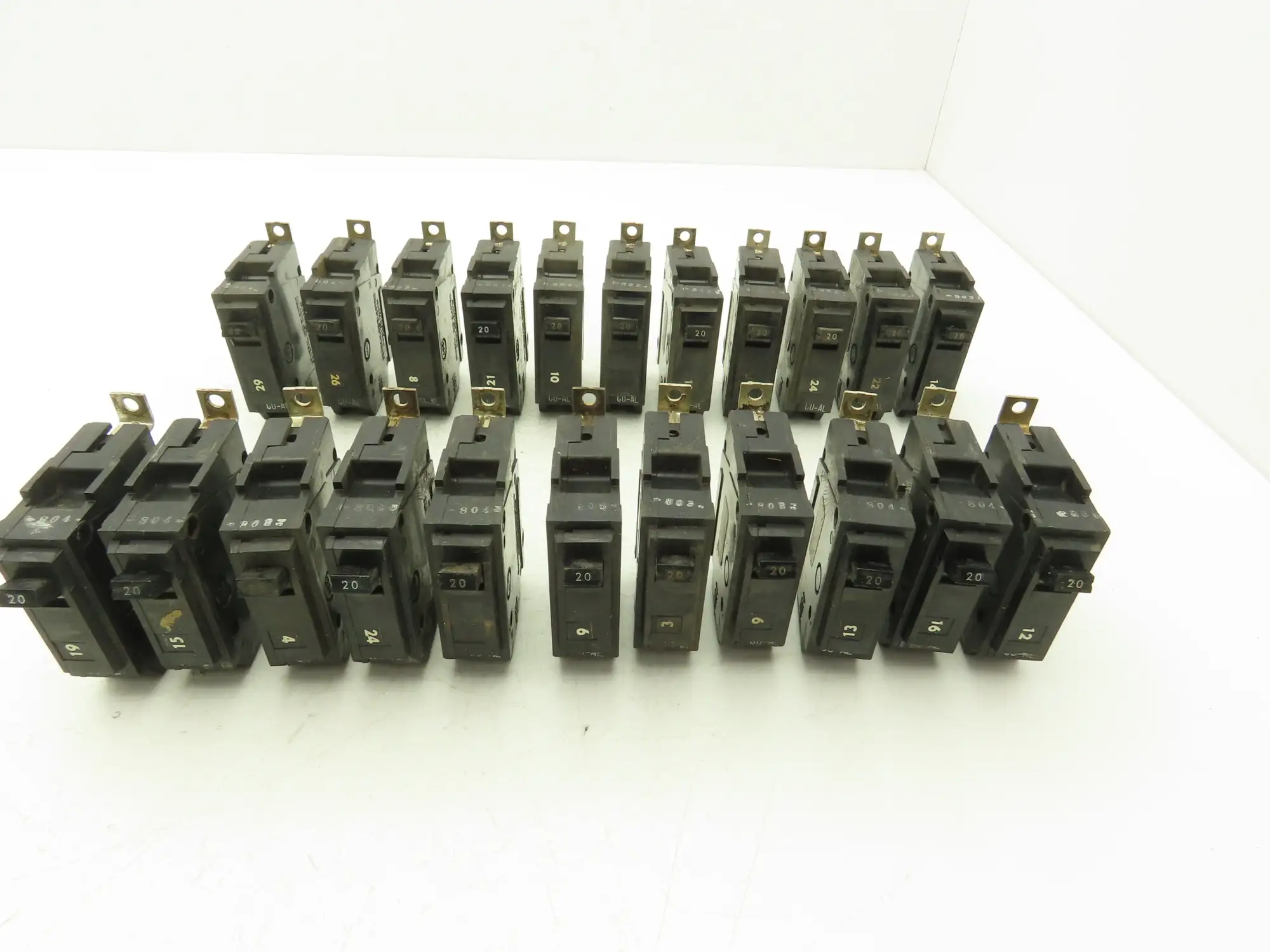 General Electric TQB1120 Circuit Breaker 1-Pole 20A Bolt-On 120/240V Lot of 22