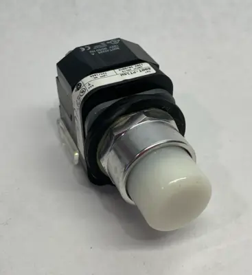 USED ALLEN BRADLEY SER. T ILLUMINATED PUSHBUTTON WHITE