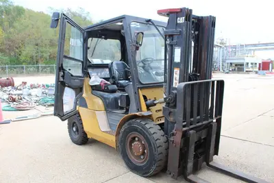 CAT P8000 Forklift Trucks | Levy Recovery Group (2)