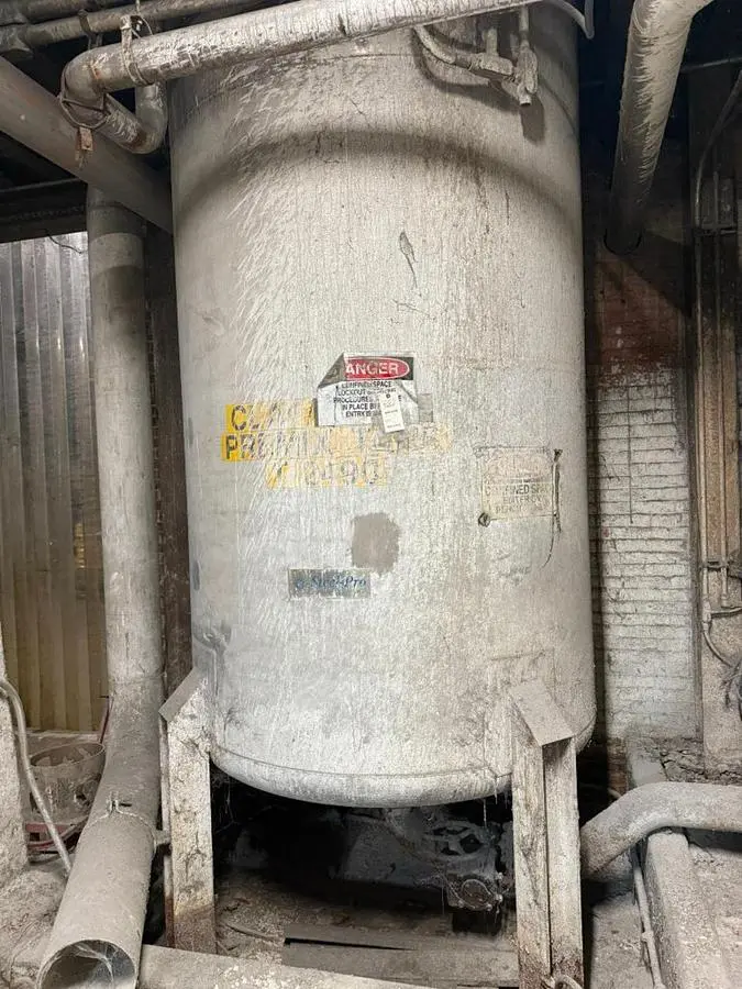 2,300 GALLON STEEL PRO JACKETED STAINLESS STEEL PRESSURIZED TANK 11' TALL 6' DIAMETER