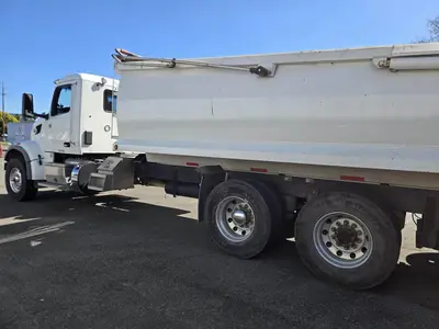 USED 2023 PETERBILT 567