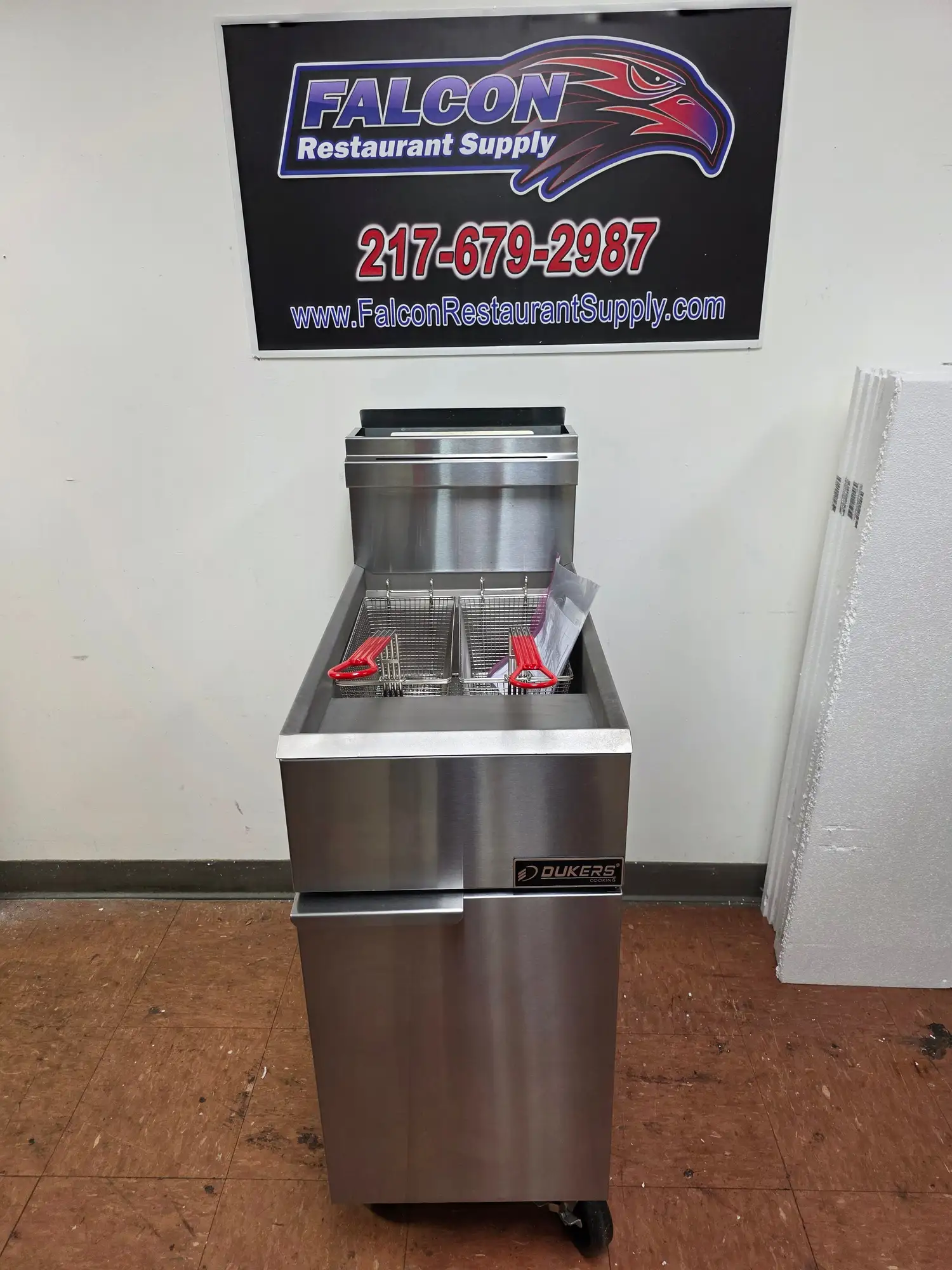 Used Dukers Used Dukers DCF3-LPG LP Gas Floor Fryer 40lbs 90,000 BTU on Casters Cookers / Coolers / Fryers Illinois US | Falcon Restaurant Supply #1373583