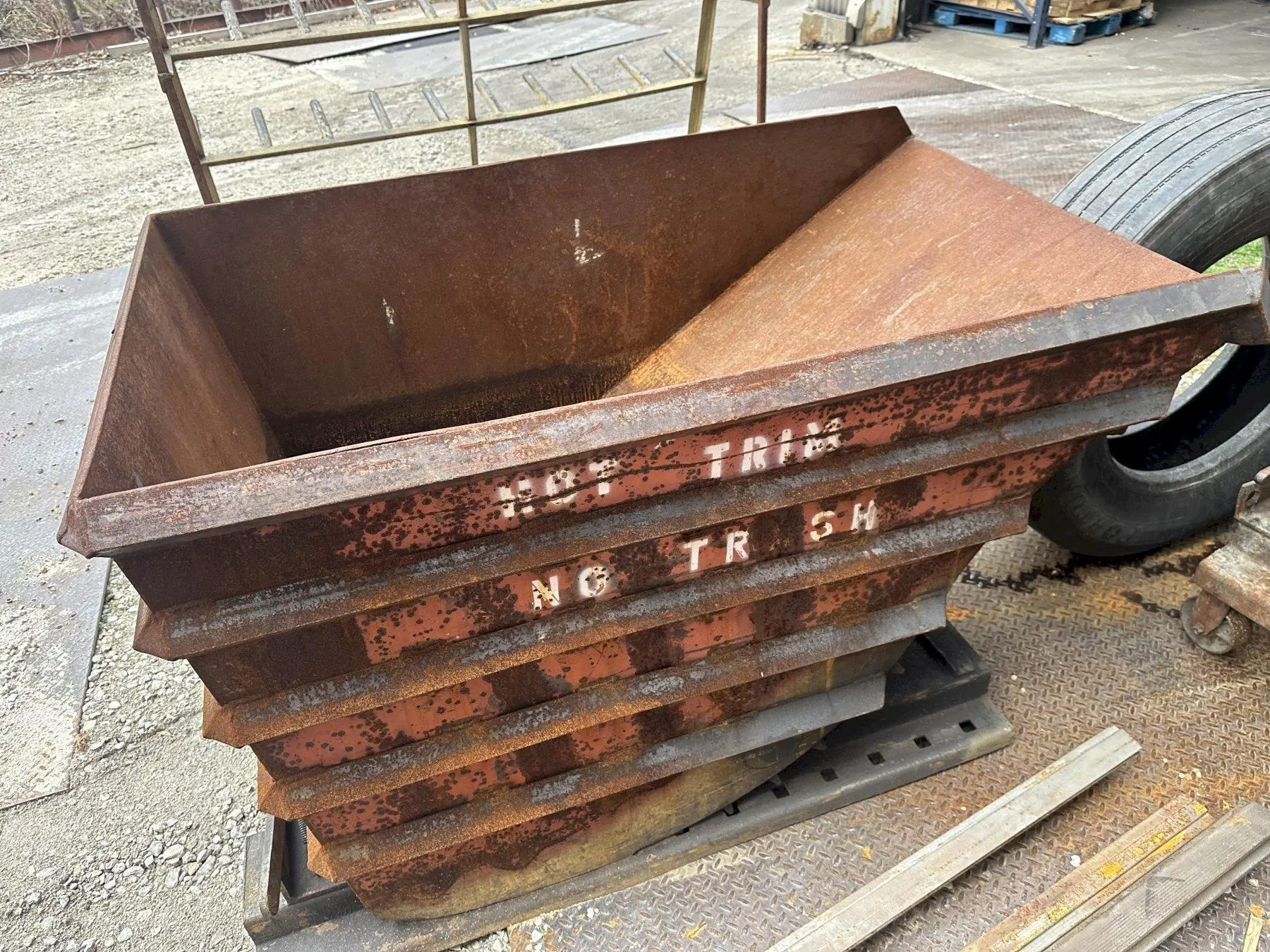 62" X 36" X 38" HIGG SELF DUMPING TILT HOPPER: STOCK #21201