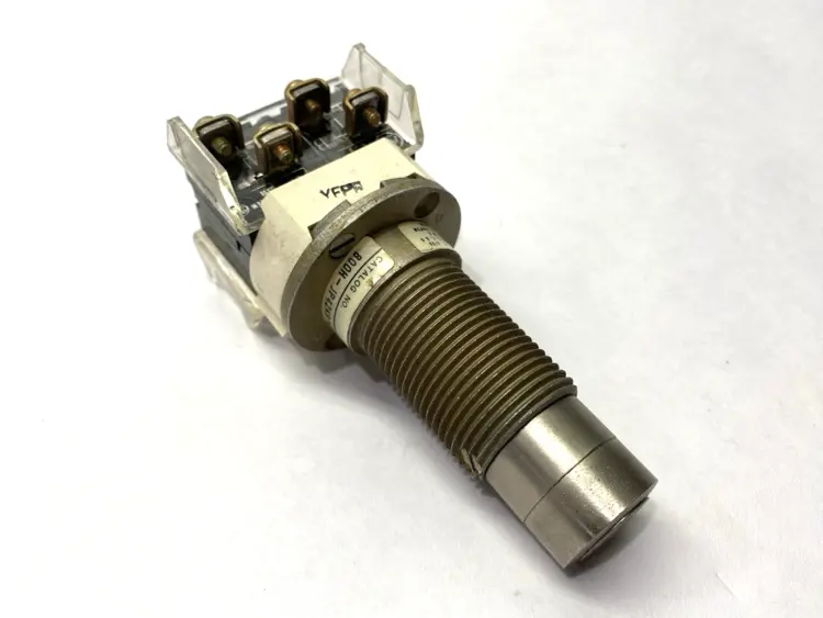 Used ALLEN-BRADLEY HEAVY DUTY KEY OPERATED SELECTOR SWITCH Relays & Switches | Maverick Industrial Sales #1105360