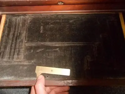 8283-385 ANTIQUE WOODWORKERS WOOD TOOL BOX WITH TOOLS