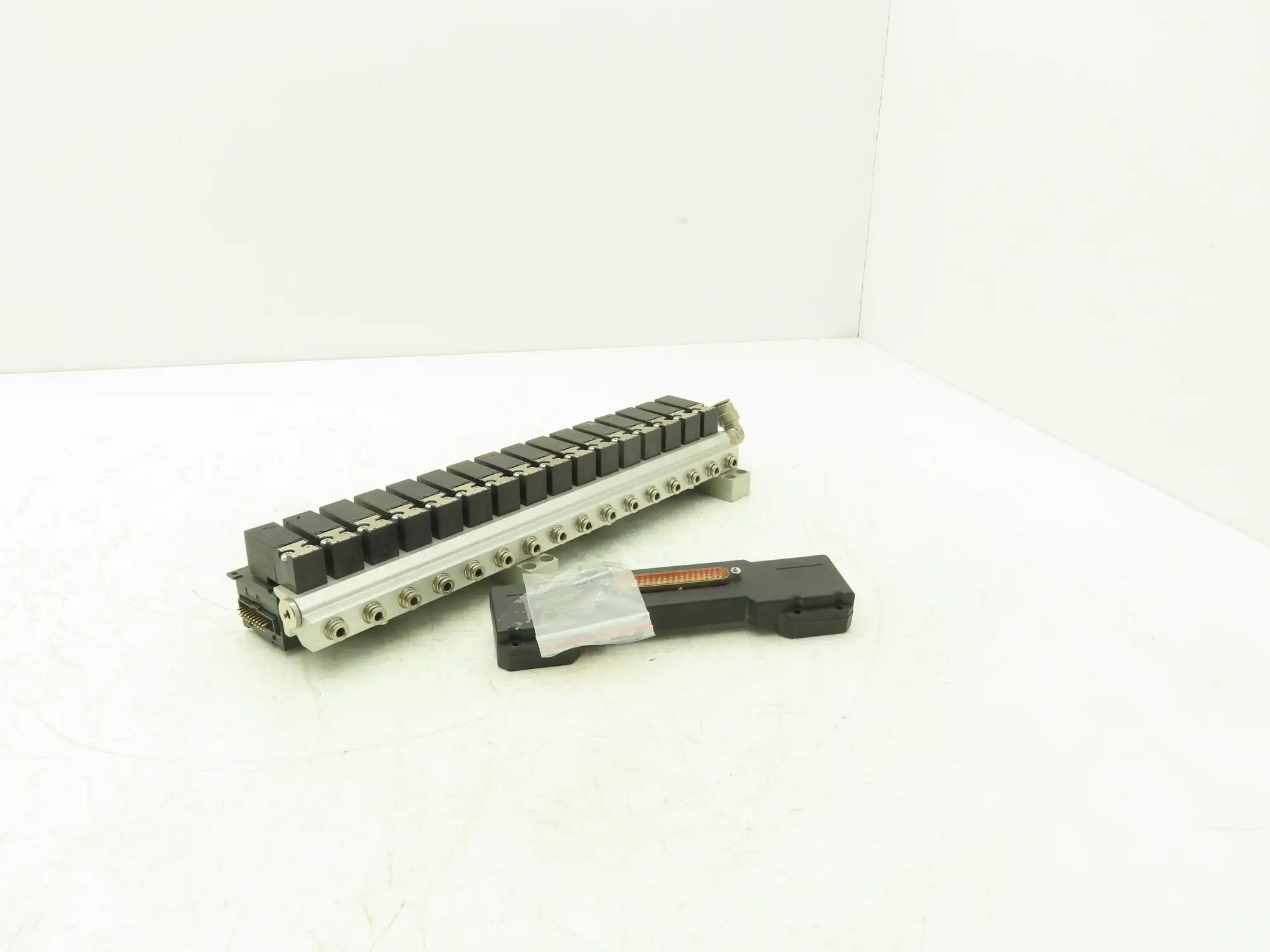 Pneumax OMRB213 Pneumatic Air Manifold Assembly 16 Valves 24vdc 145psi