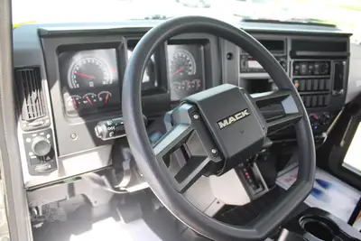 New | in-Stock 2025 MACK MD6 Hooklifts & Roll-Offs Texas US | Roll Off Truck World #1491879