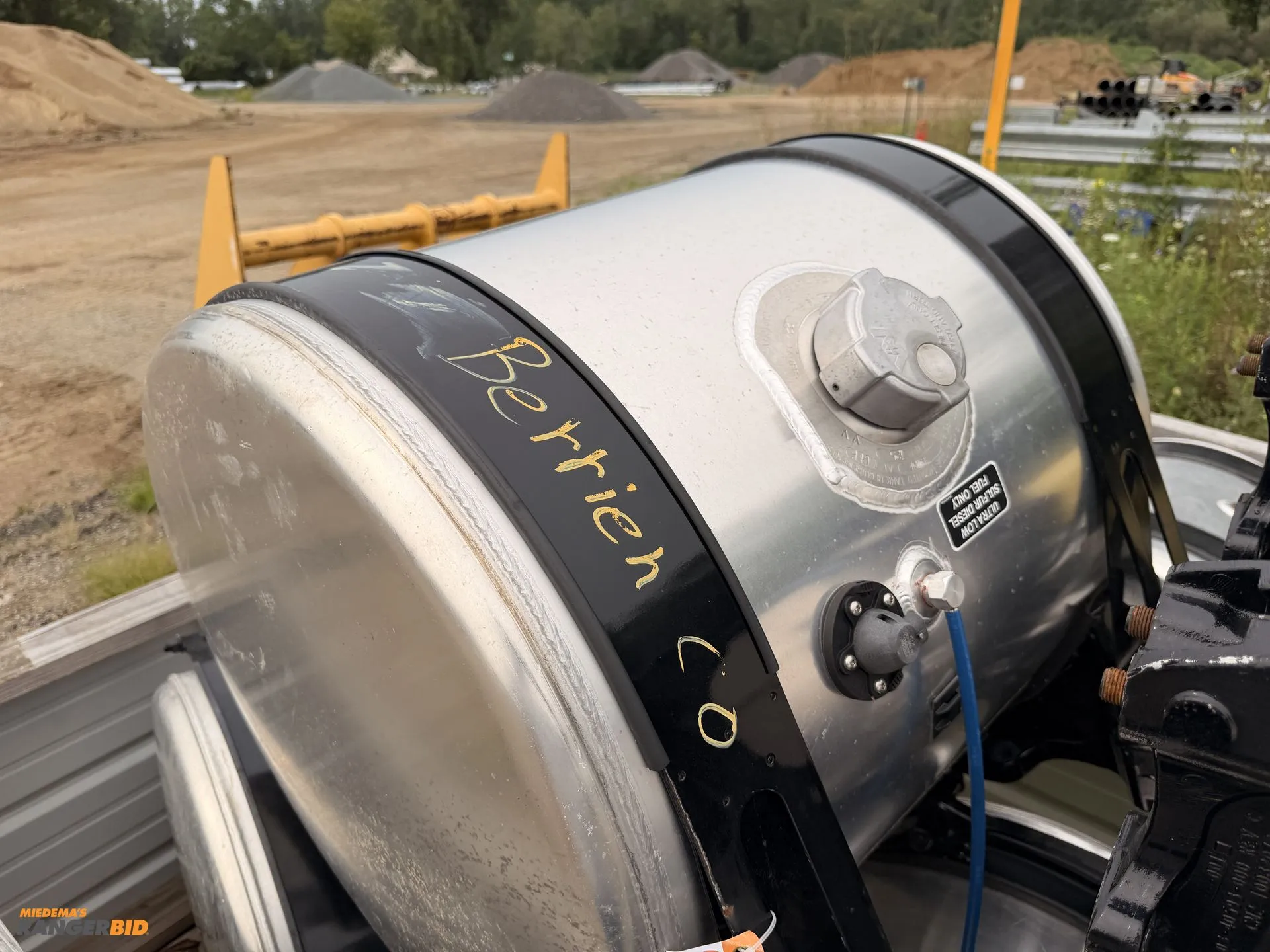 Used DTNA 60 GALLON FUEL TANK WITH STRAPS.  CAME OF WESTERN STAR Miscellaneous Trucks/Trailers Michigan US | Miedema Asset Management Group #1357541