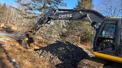 USED 2017 Deere 245G LC