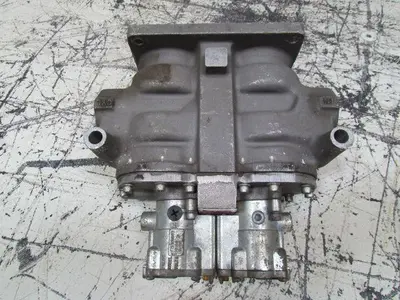 Shrader N48597106538 Pilot Operated 4 Way Air Valve 1-1/2 Ports 120/110VAC