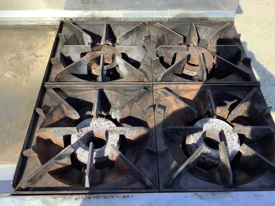 152-0556 Royal RR4G36 Natural Gas 4-Burner 36” Griddle Range/Stove with Oven
