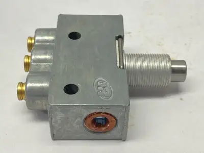 214-2-C-G | ARO  Pneumatic Valve 4LB49 - Used