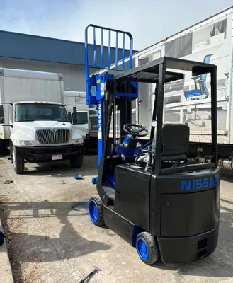 USED 2004 NISSAN CUM01L185