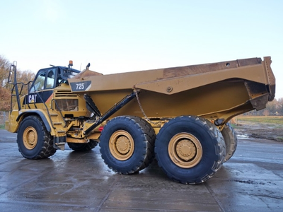 USED 2021 Caterpillar 725