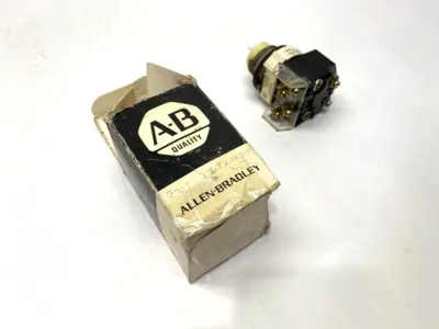 USED ALLEN-BRADLEY ILLUMINATED SELECTOR SWITCH 30MM 120V