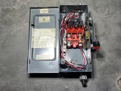 USED SQUARE D CH221N