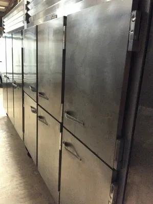 75-0300 Traulsen G3000 Three-Section, Reach In, Self-Contained Cooler