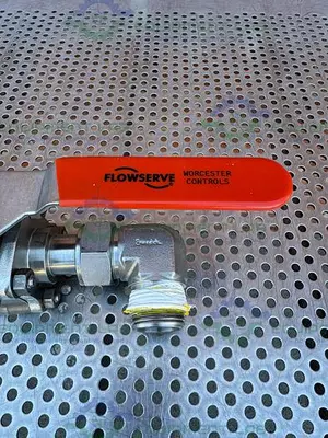 USED FLOWSERVE 1 WK7066TXBO V36 RO BALL VALVE W/ 1" SANITARY FITTING TO THREADED