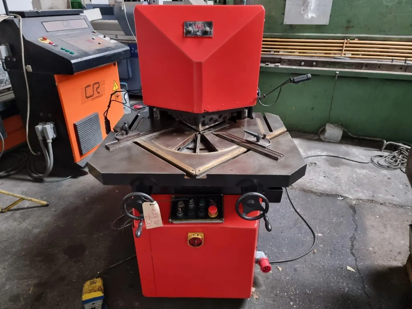 USED AMADA VERSA 200 X 6 MM (VARIABLE)
