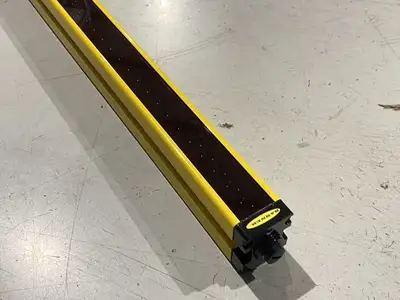 USED BANNER EZ-SCREEN SAFETY LIGHT CURTAIN CASCADE EMITTER 72413