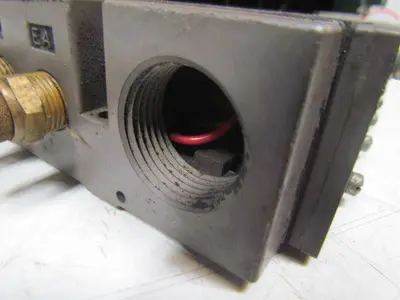 Numatics 6 station flexiblock w/(4) 082SS425K solenoid valves (1) 082SA43AK