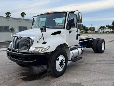 Used 2018 INTERNATIONAL DURASTAR 4300 Cab Chassis trucks Florida US | Truck and Van Outlet #1509142