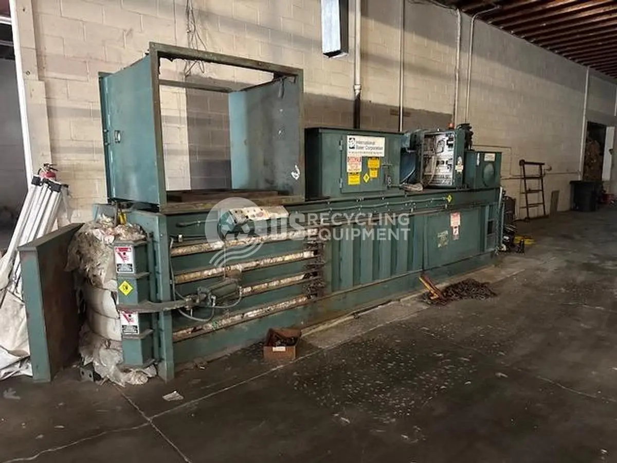 USED INTERNATIONAL BALER 1295 CLOSED DOOR HORIZONTAL