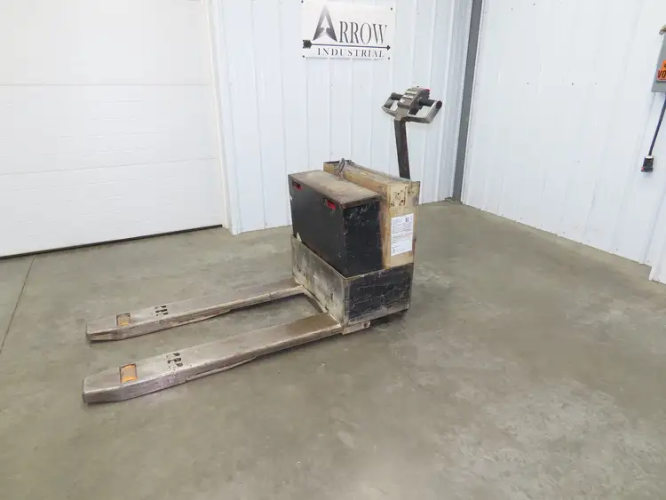 Used CROWN _UNKNOWN_ Pallet Lifters Indiana US | Arrow Industrial #762361