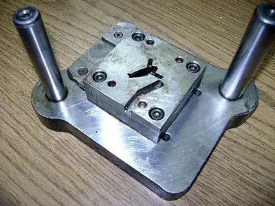 1633-390 Stamping Press Tool And Die To Make Jesus Blank