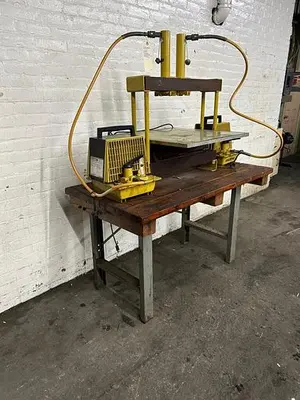 8469-220 Enerpac Model DEM1321 Twin Cylinder Bench Model Hydraulic Press