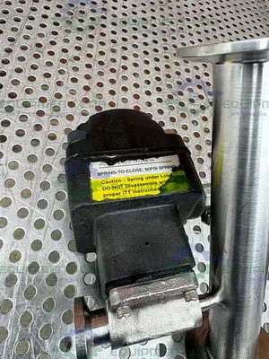 USED ITT PURE FLO ADVANTAGE 3 WAY DIAPHRAGM VALVE W/ 1" TO 1/4" SANITARY FITTINGS