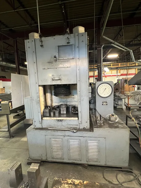 1983 LOUIS SMALL 600 Ton Compression Machine | Levy Recovery Group
