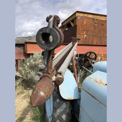 Service tractor with 4 cylinder Gas engine