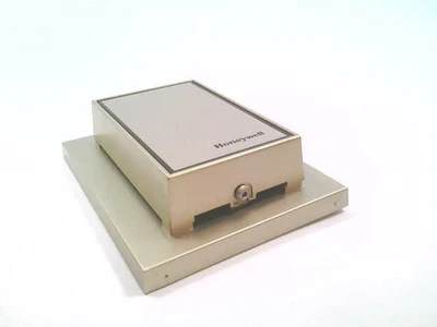 Honeywell T7047C1009 Thermostat [New]
