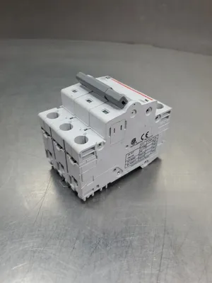 Cutler-Hammer D10 WMS3D10 3-Pole Circuit Breaker. 4C-14