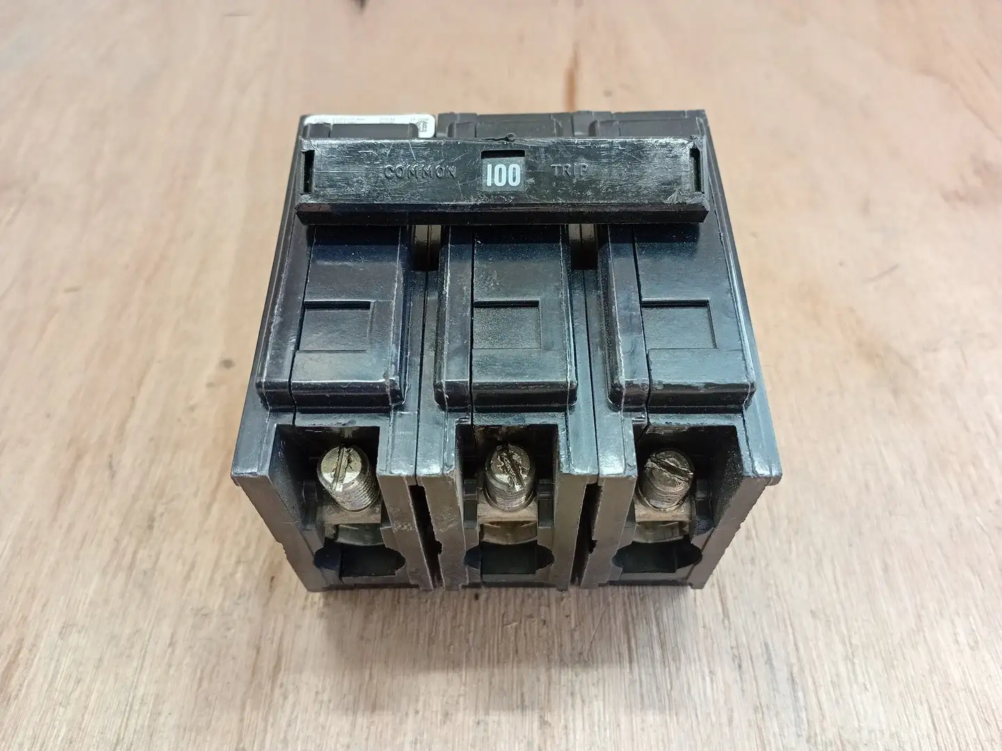 Used CUTLER-HAMMER BAB3100H Switchgears British Columbia CA | Lenmark #1438381