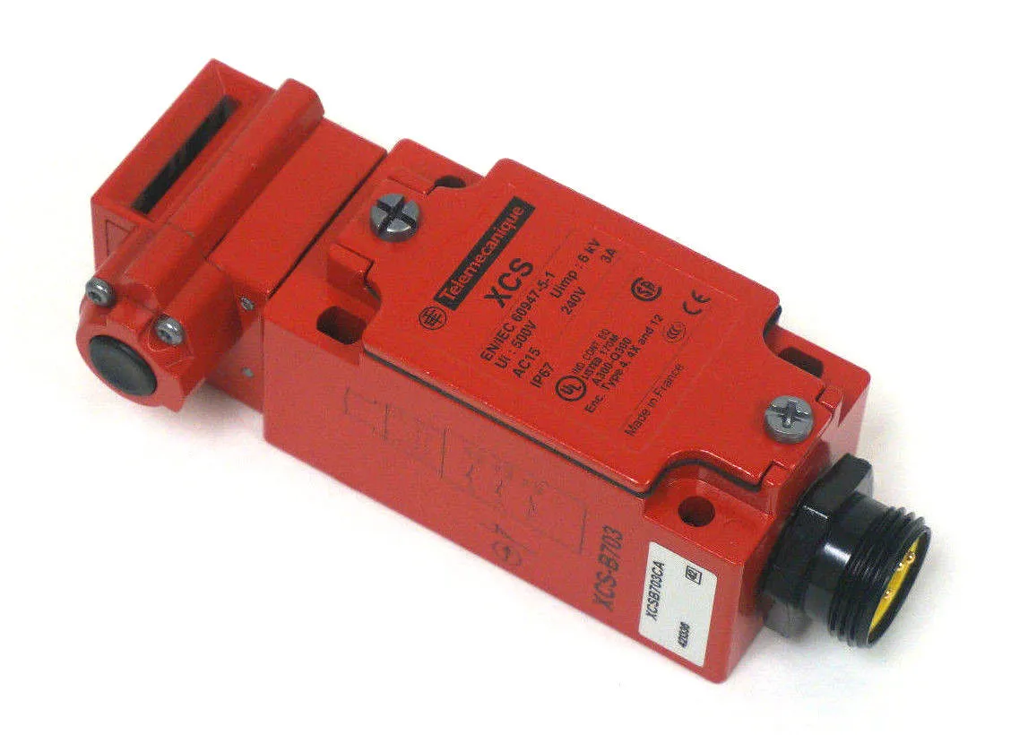 NEW TELEMECANIQUE XCSB703CA SAFETY INTERLOCK SWITCH
