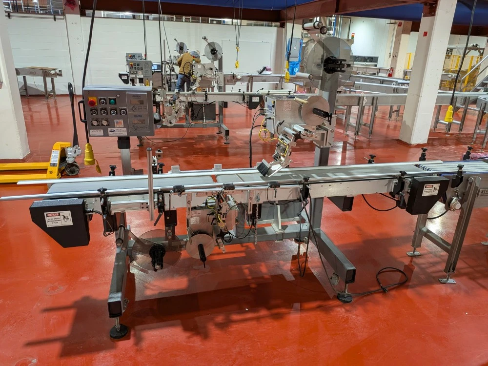 Universal Top and Bottom Label Applicator with Top-and-Bottom Transport Conveyor
