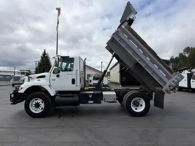Used 2006 INTERNATIONAL 7400 Bucket (boom) trucks Washington US | Puget Sound Truck Sales #1541017
