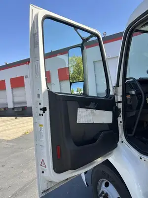 USED 2022 VOLVO VNR42T300