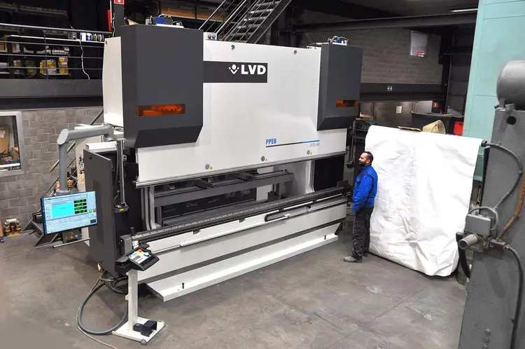 Used LVD PPEB TURBO 220 TON X 4200 MM CNC Press Brakes | Apt International N.V #373009