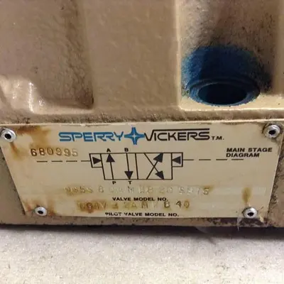 USED VICKERS DG4V-3-2A-M-WB-40 VALVE