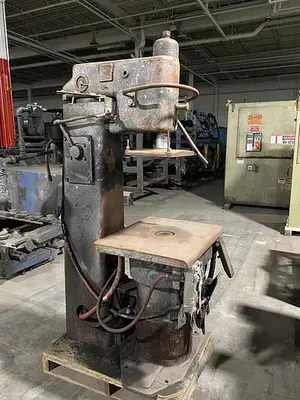 USED BRITISH MOLDING MACHINE SQUEEZER