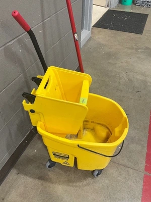 Rubbermaid mop and bucket
